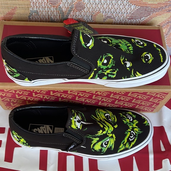 Vans Classic Slip-0n
Eyes In The Dark Black/Multi 
VINOA705DBML
WMNS sneakers - Picture 3 of 16